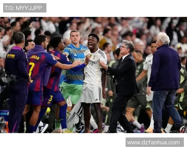 皇马与巴萨激战正酣双方球员拼尽全力争夺胜利 皇马与巴萨激战正酣双方球员拼尽全力争夺胜利