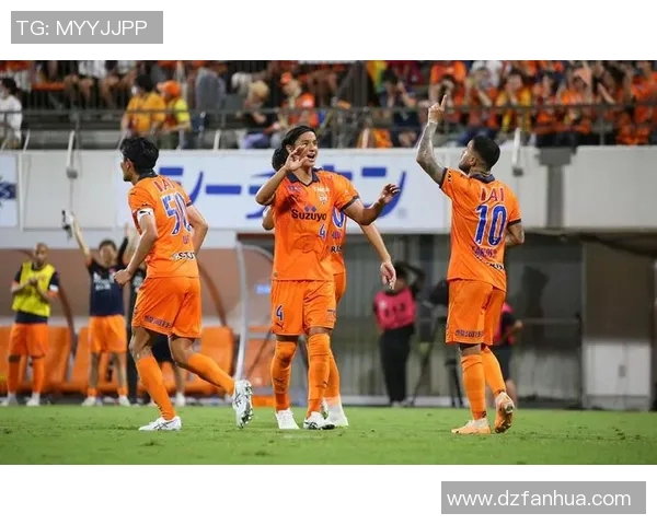 水户蜀葵与大宫松鼠的激烈对决展现足球魅力与团队精神